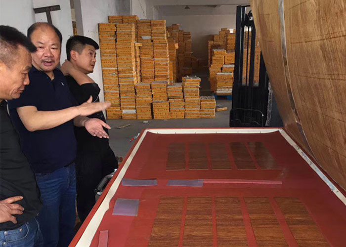 春節(jié)前客戶來公司考察鎖具配件轉(zhuǎn)印機(jī)